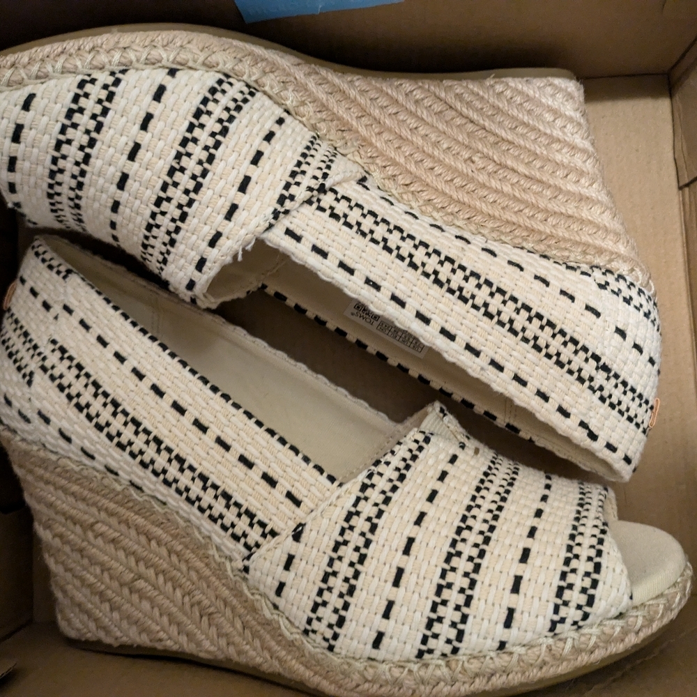 PREACIOUS BRAND NEW TOM'S CREAM AND BLACK MICHELLE ESPADRILLES IN A, 7 1/2 W - Picture 4 of 6
